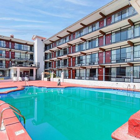 Americana Inn A Travelodge By Wyndham Пиджен-Фордж Экстерьер фото