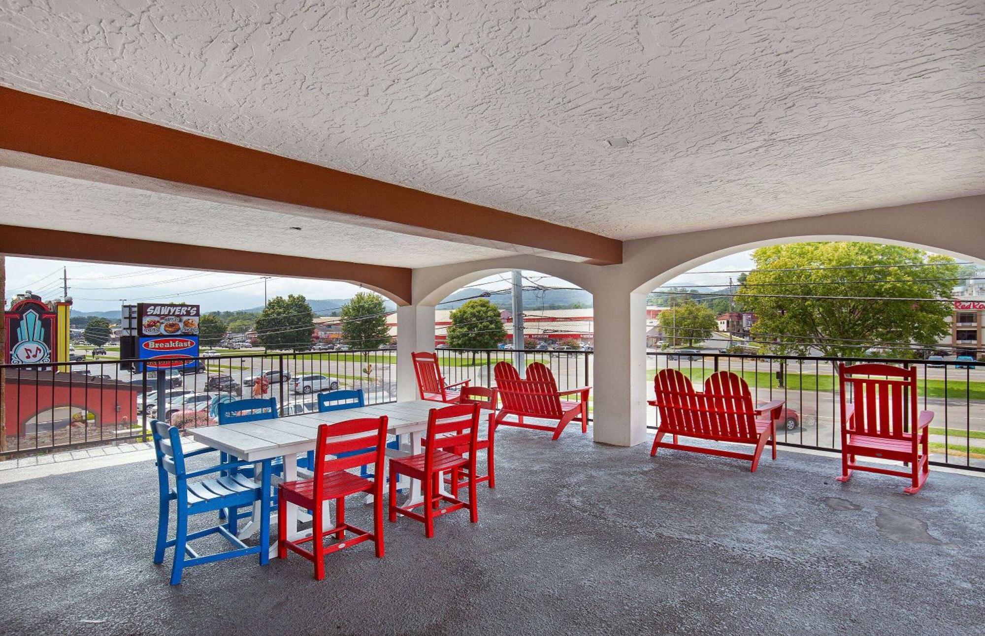 Americana Inn A Travelodge By Wyndham Пиджен-Фордж Экстерьер фото