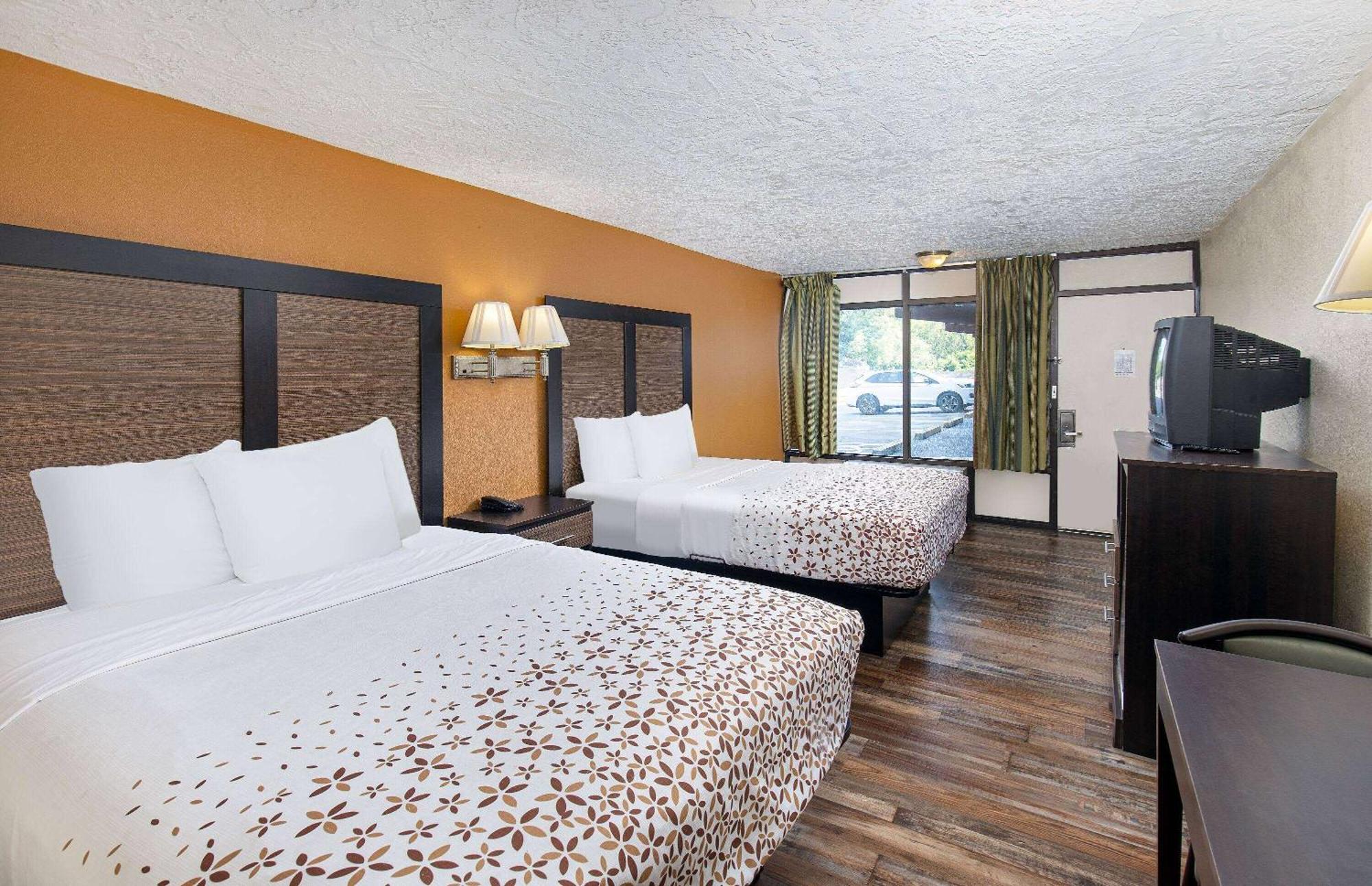 Americana Inn A Travelodge By Wyndham Пиджен-Фордж Экстерьер фото